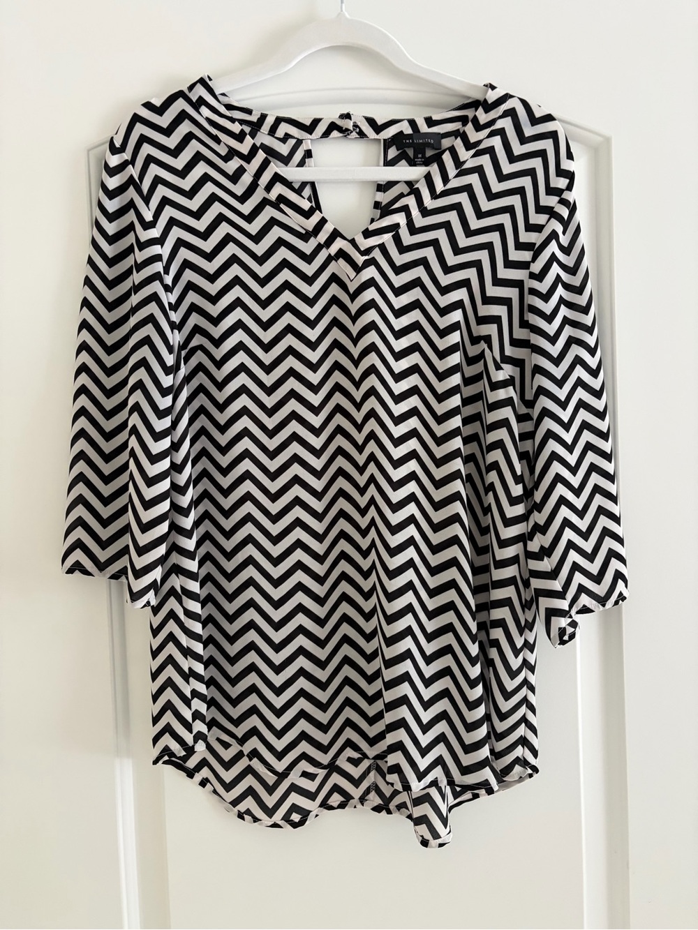 EUC The Limited Black & White Chevron V-Neck Blouse
